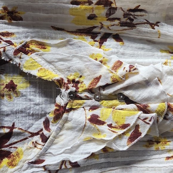 Free People Naya Top in Ivory Fp One Printed Ruffle Button Blouse Size large NWT - Picture 2 of 4